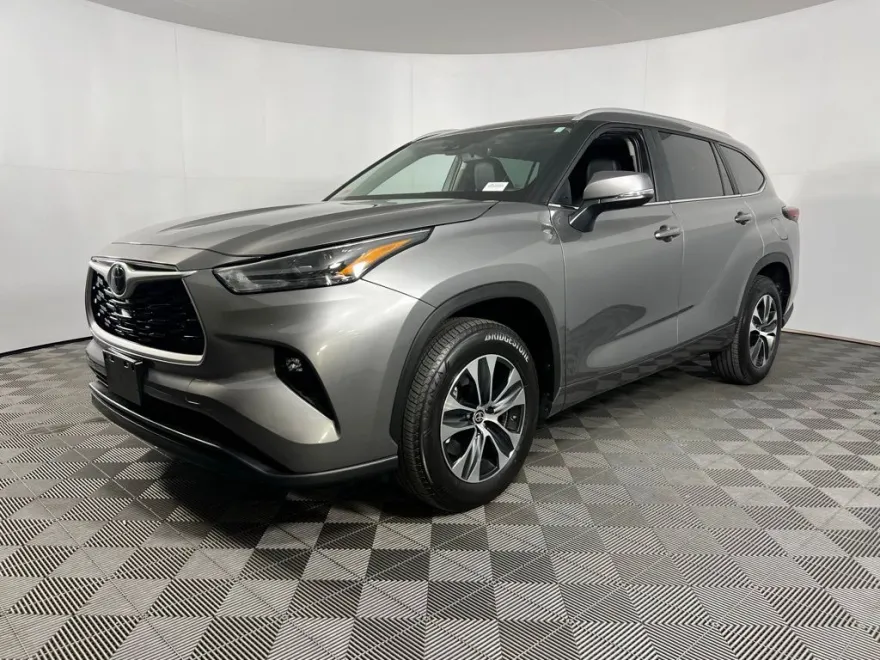 2025 Toyota Highlander XLE photo 1