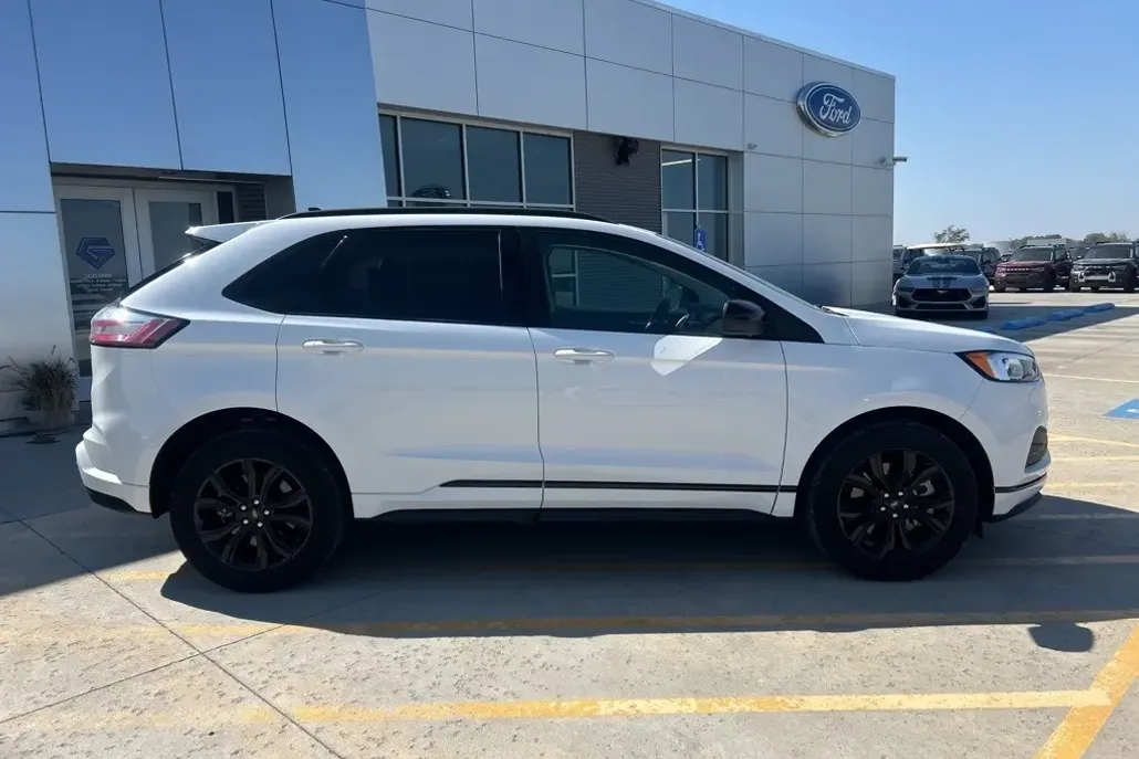 2022 Ford Edge SE photo 1