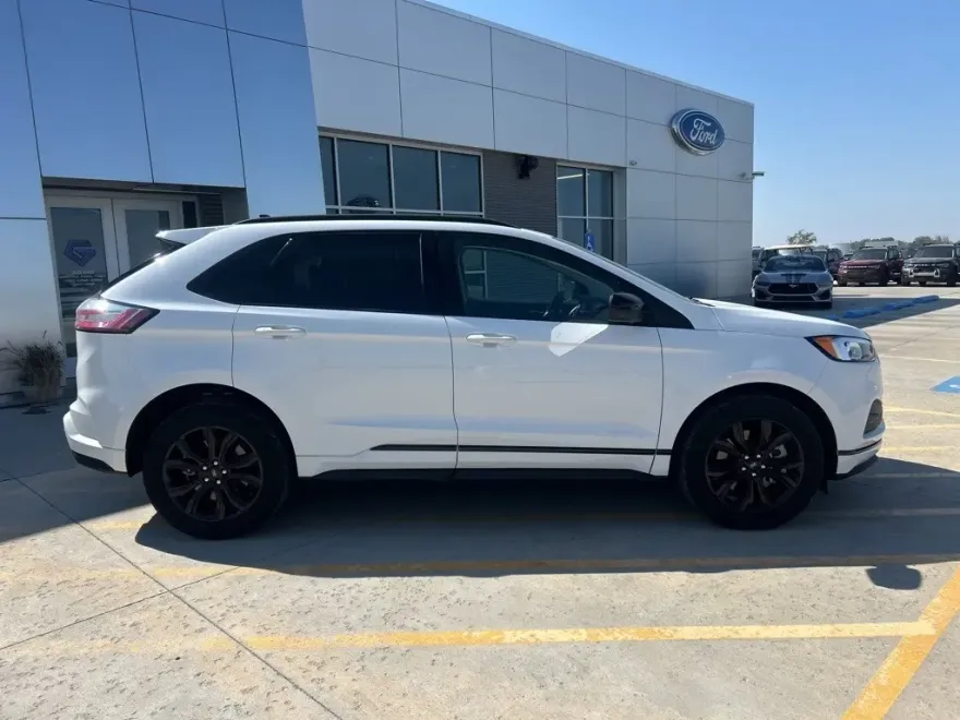 2022 Ford Edge SE photo 1