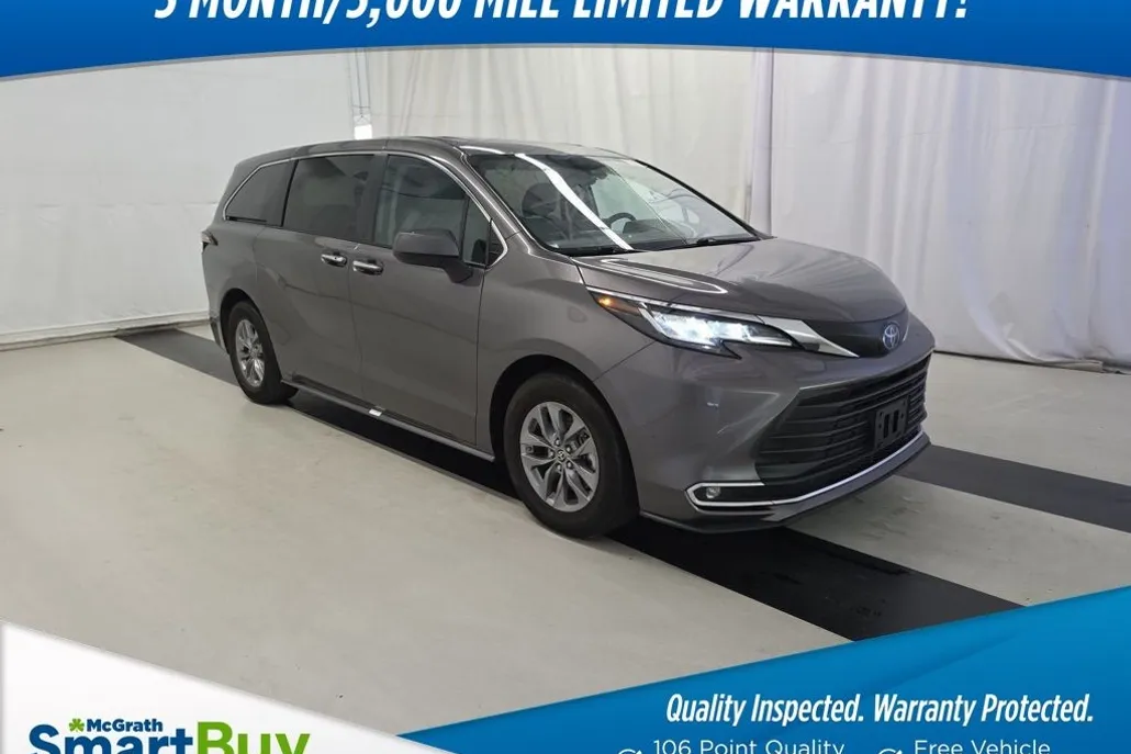 2022 Toyota Sienna XLE photo 1