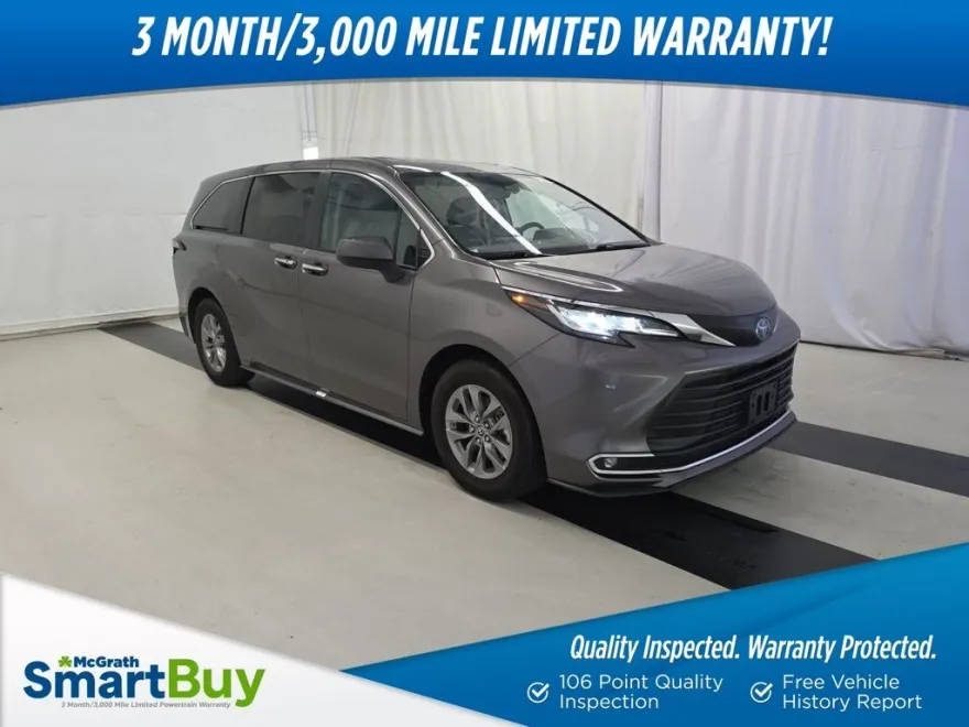 2022 Toyota Sienna XLE photo 1