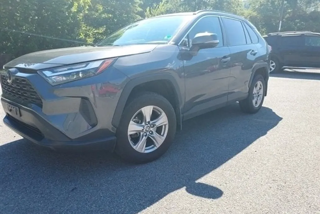 2023 Toyota RAV4 XLE photo 1