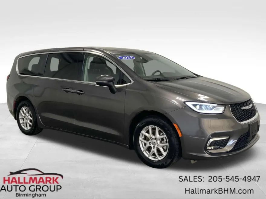 2023 Chrysler Pacifica Touring L photo 1
