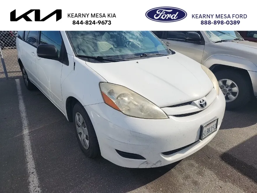 2010 Toyota Sienna LE photo 1