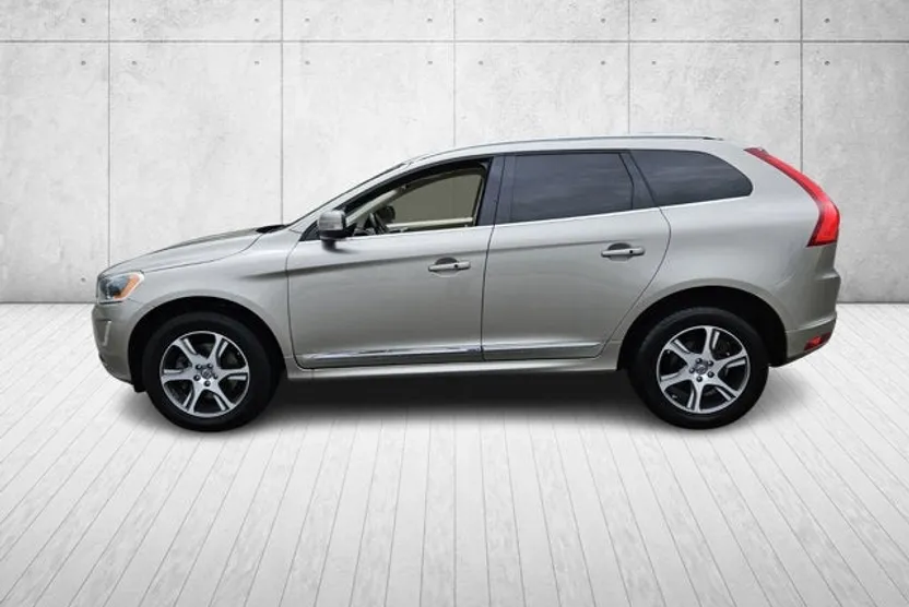 2015 Volvo XC60 T6 Platinum photo 1