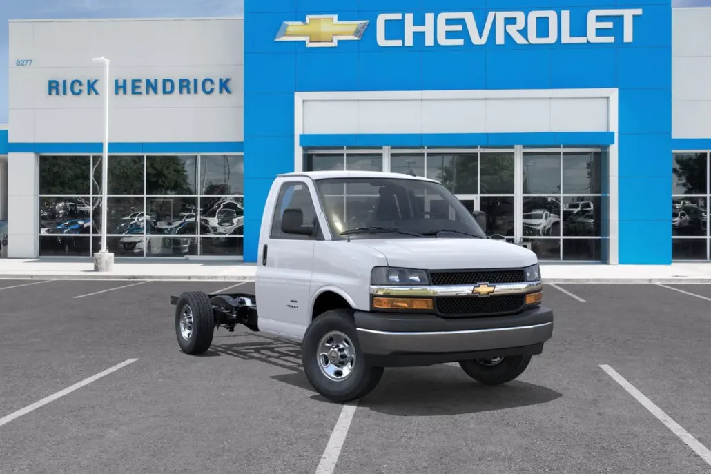 2025 Chevrolet Express Cutaway 3500 photo 1