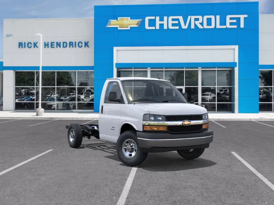 2025 Chevrolet Express Cutaway 3500 photo 1