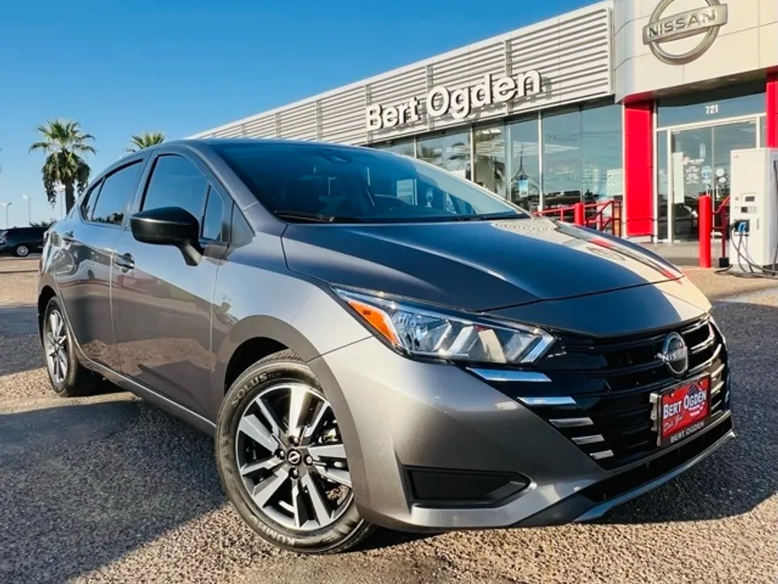 2024 Nissan Versa 1.6 S photo 1