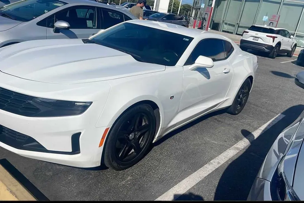 2023 Chevrolet Camaro 1LT photo 1