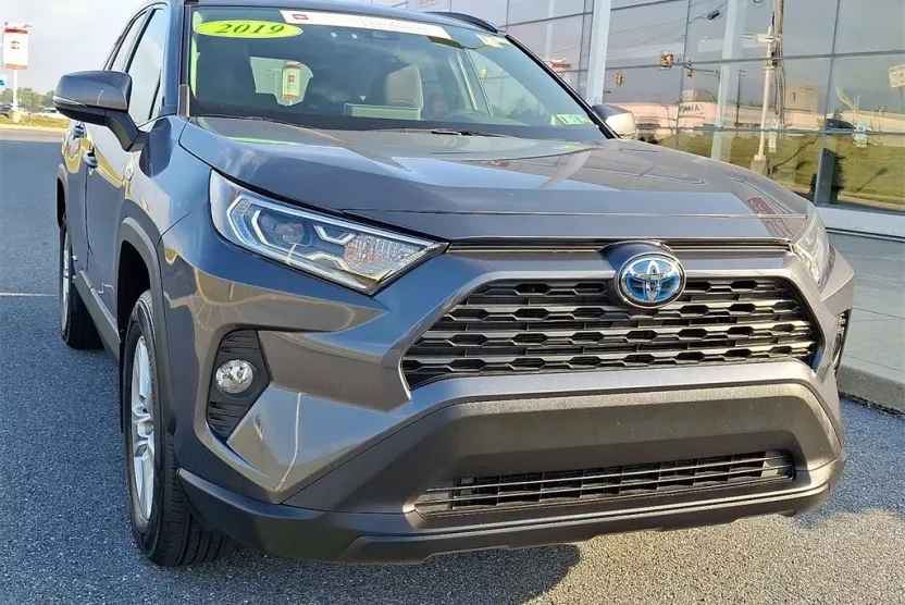 2019 Toyota RAV4 Hybrid XLE photo 1