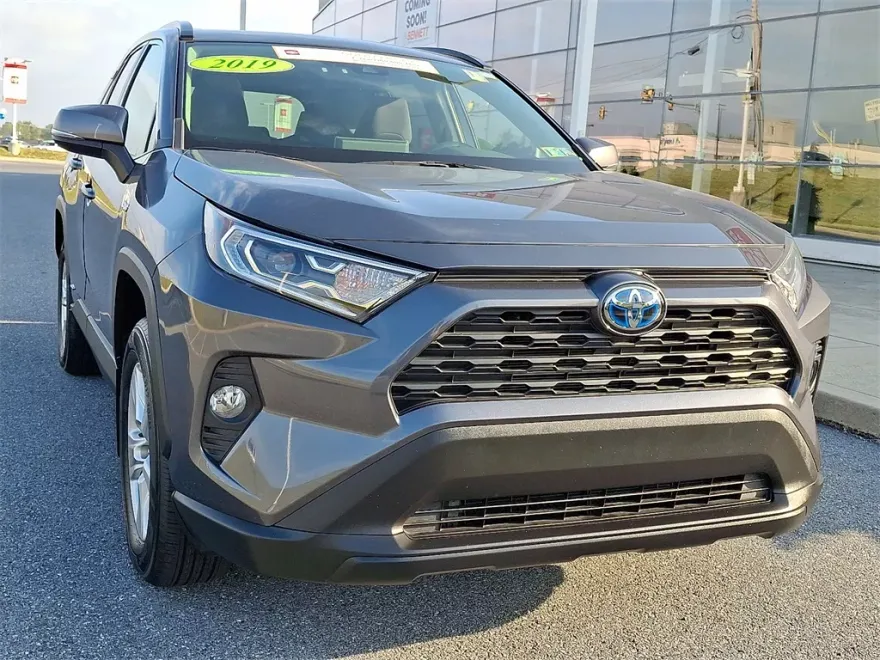 2019 Toyota RAV4 Hybrid XLE photo 1