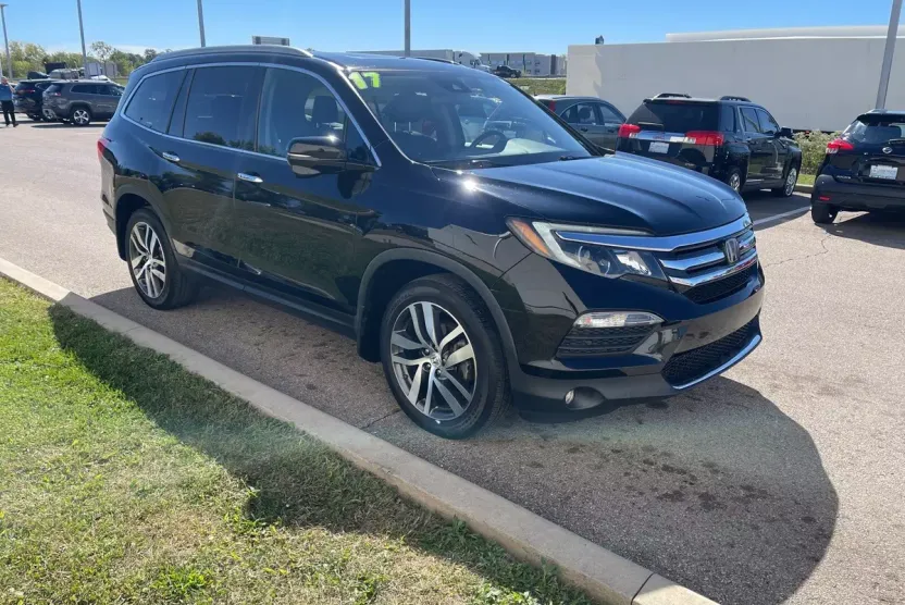 2017 Honda Pilot Touring photo 1