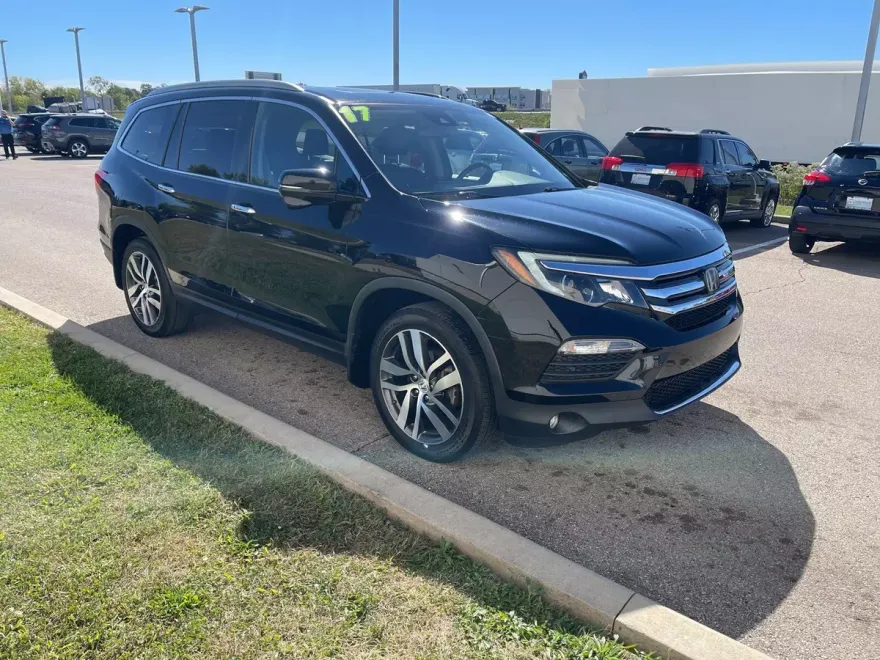 2017 Honda Pilot Touring photo 1