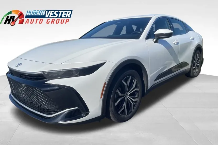 2025 Toyota Crown XLE photo 1