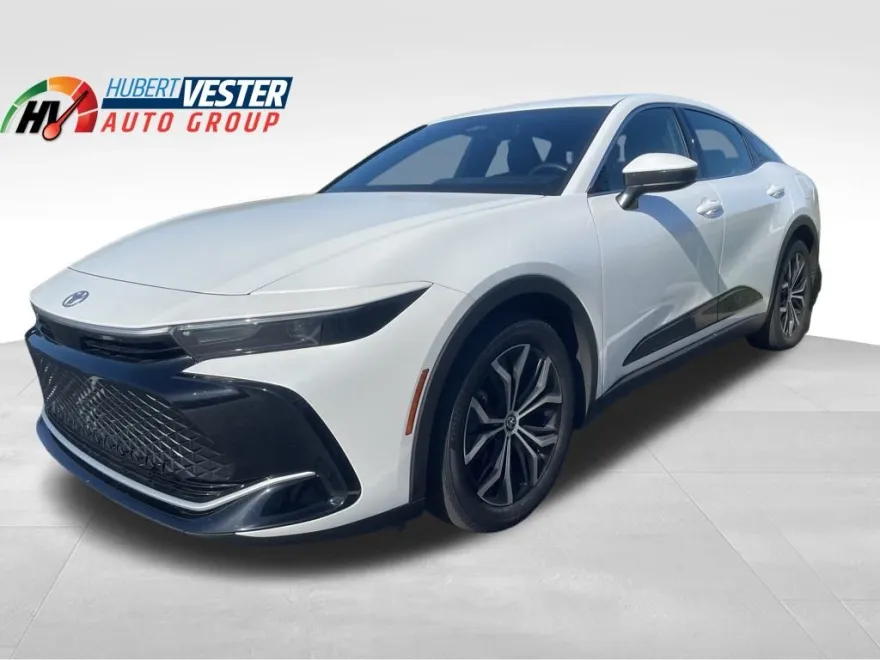 2025 Toyota Crown XLE photo 1