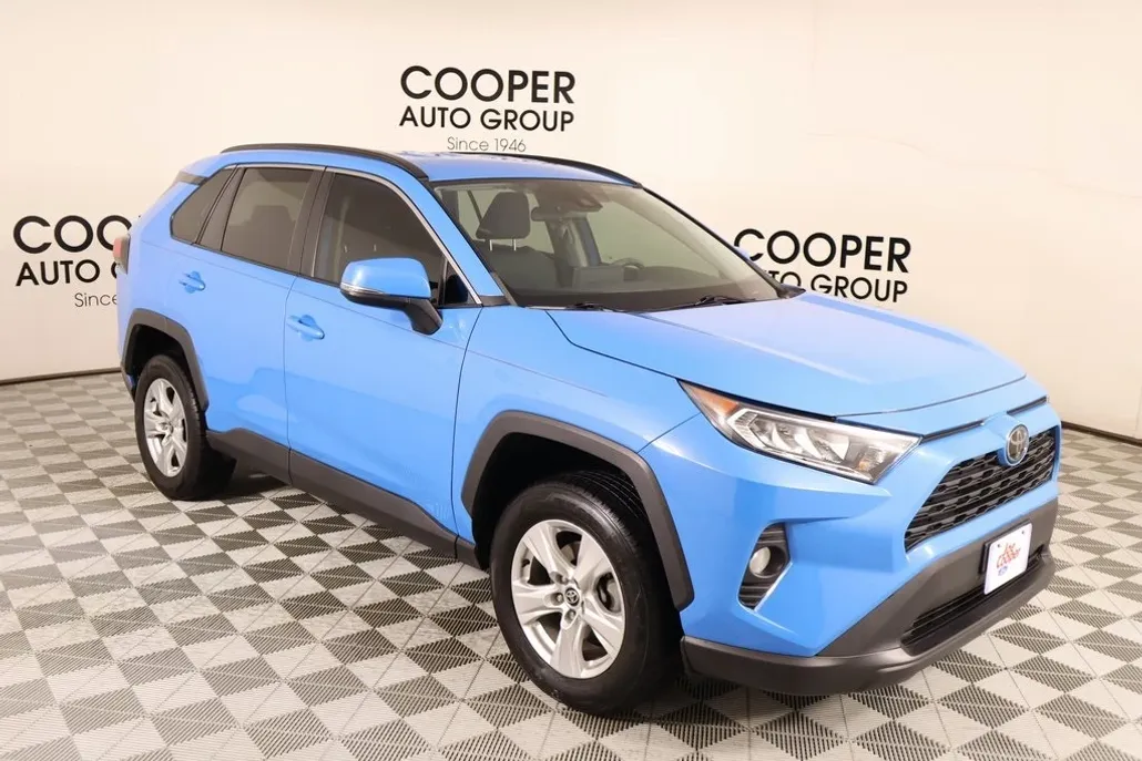 2021 Toyota RAV4 XLE photo 1