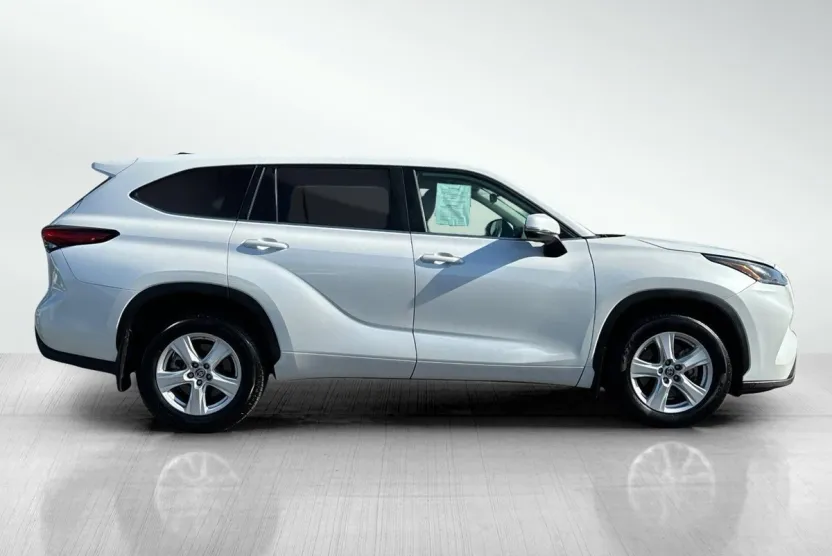 2023 Toyota Highlander L photo 1