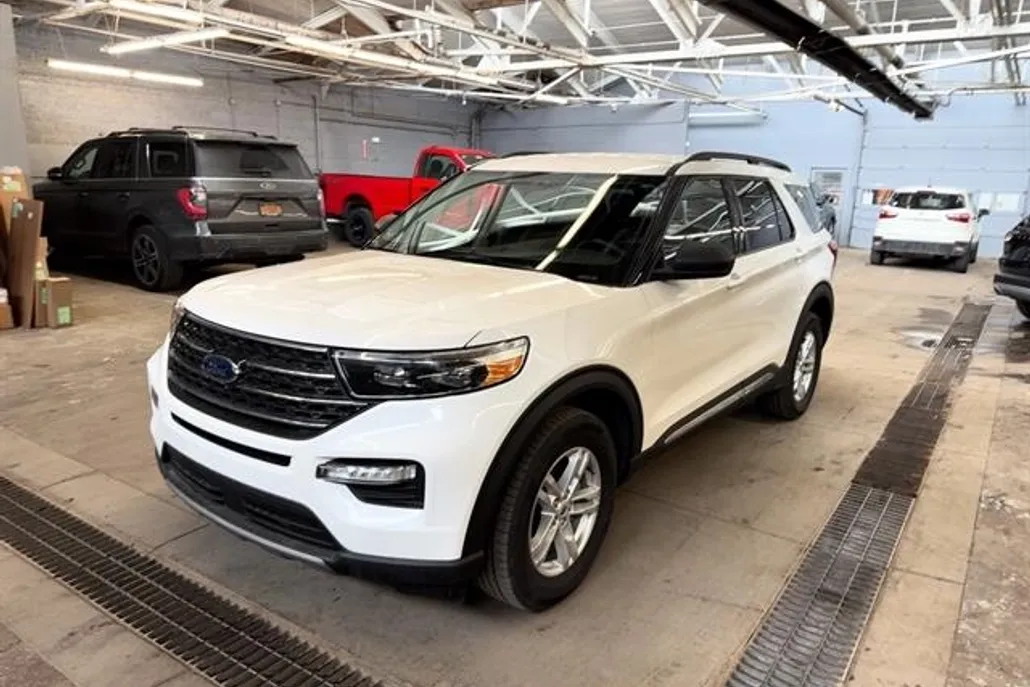 2022 Ford Explorer XLT photo 1