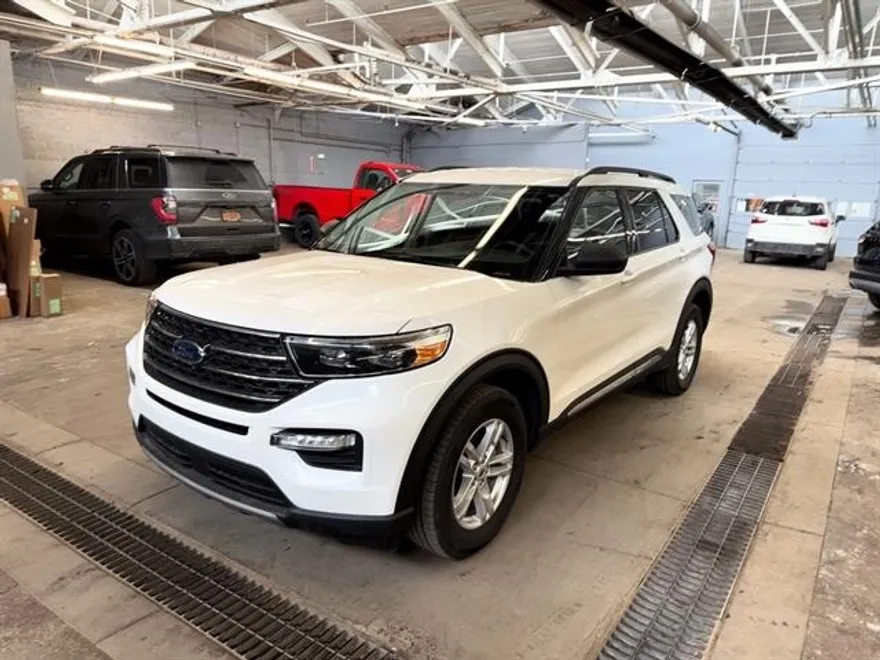 2022 Ford Explorer XLT photo 1