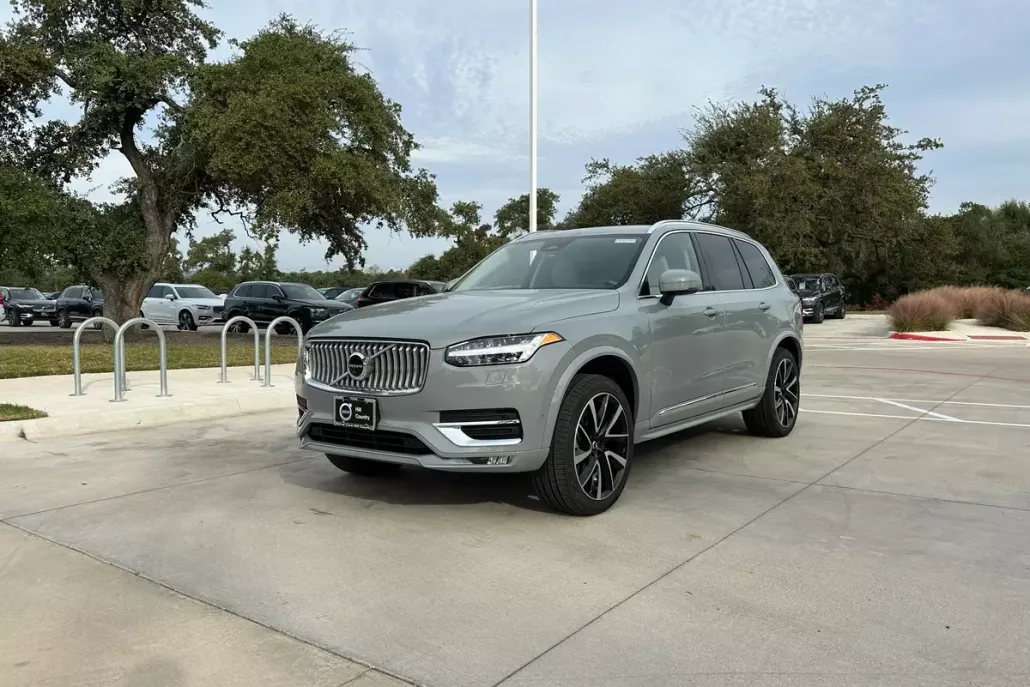 2025 Volvo XC90 Plus photo 1