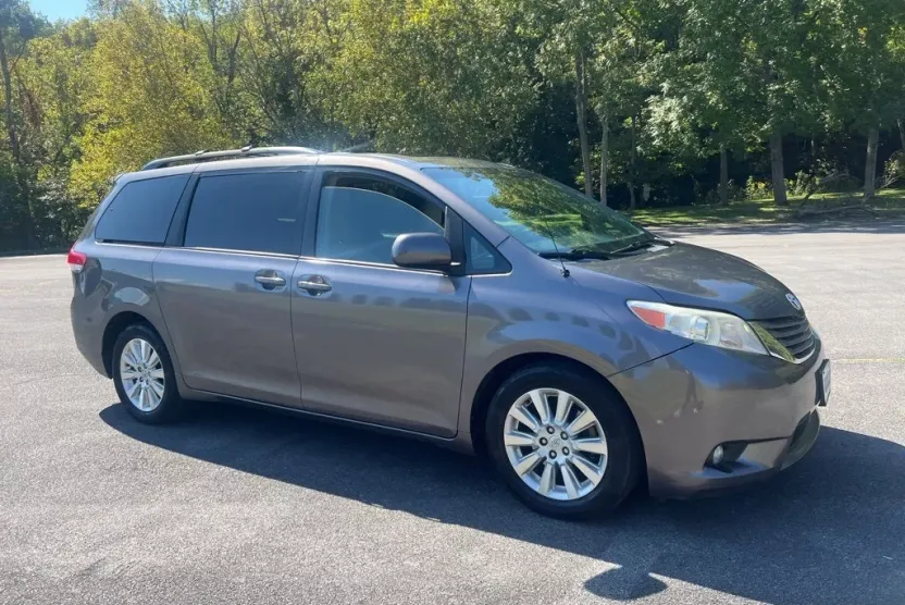 2014 Toyota Sienna XLE photo 1