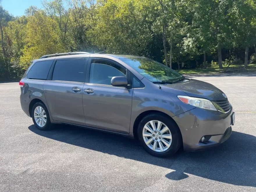 2014 Toyota Sienna XLE photo 1