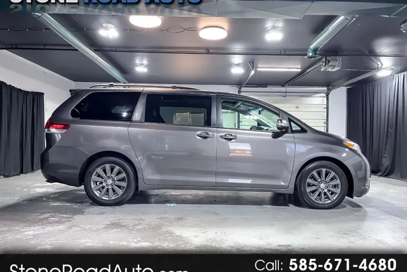 2013 Toyota Sienna XLE photo 1