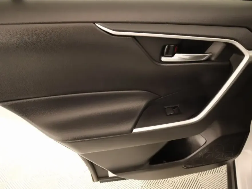 2021 Toyota RAV4 XLE photo 1