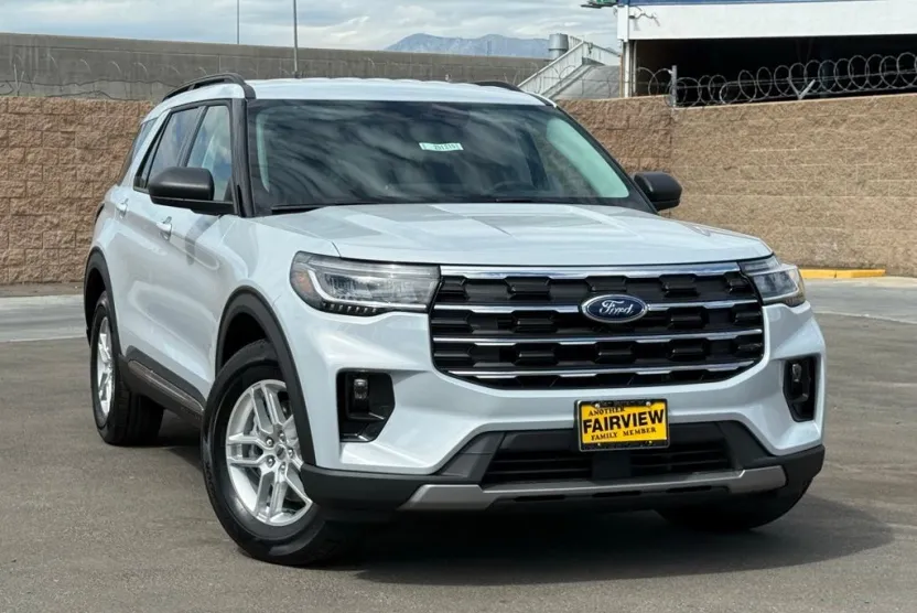 2025 Ford Explorer photo 1