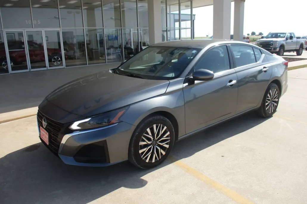 2023 Nissan Altima 2.5 SV photo 1
