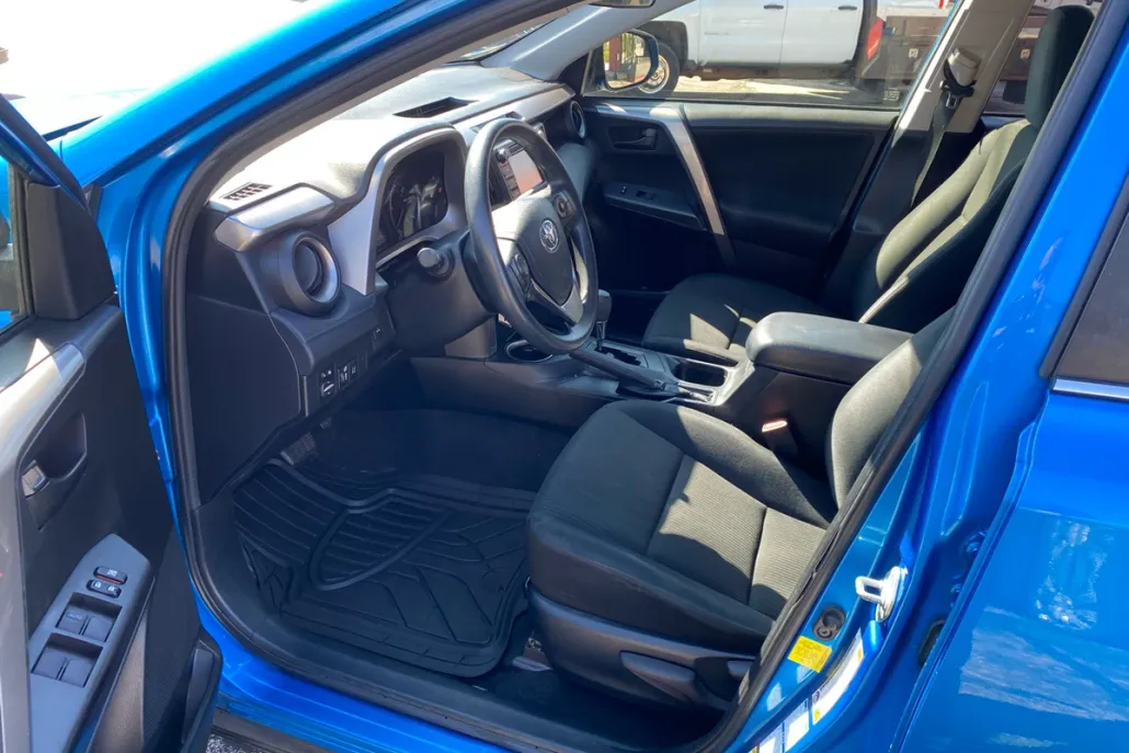 2018 Toyota RAV4 LE photo 1