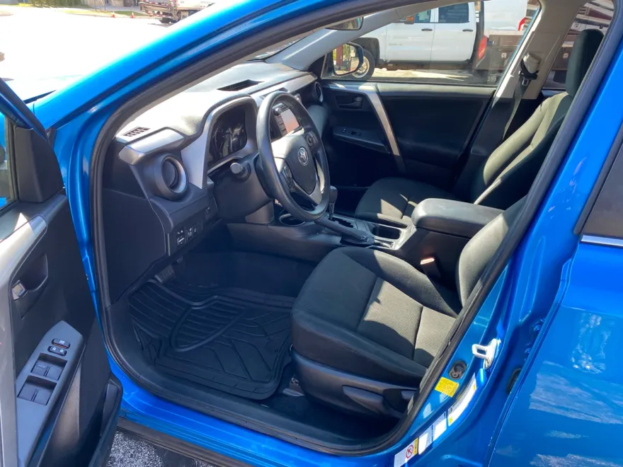 2018 Toyota RAV4 LE photo 1