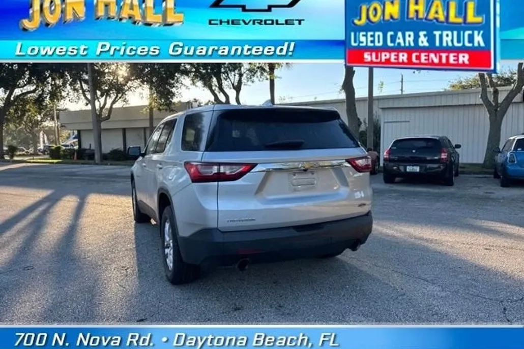2021 Chevrolet Traverse LS photo 1