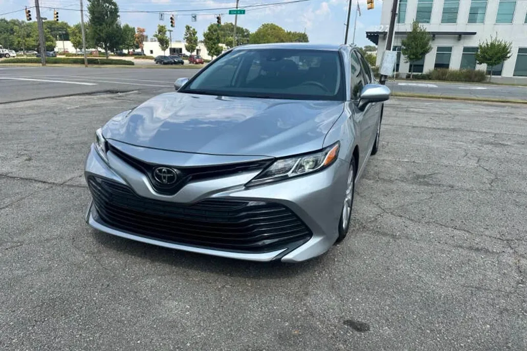 2020 Toyota Camry LE photo 1