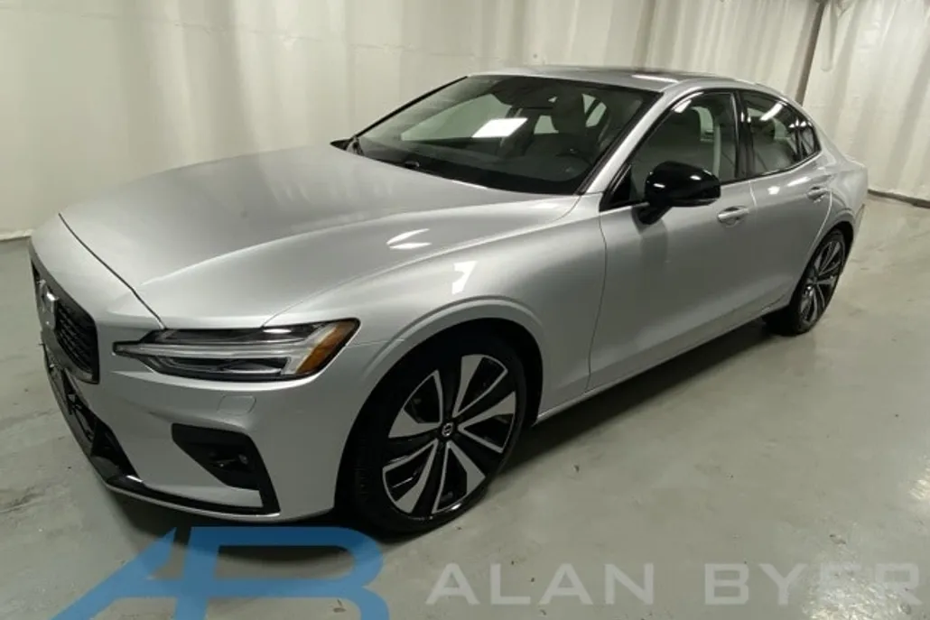 2022 Volvo S60 B5 Momentum photo 1