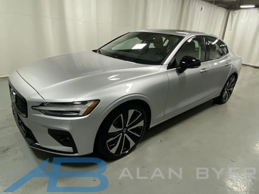 2022 Volvo S60 B5 Momentum photo 1