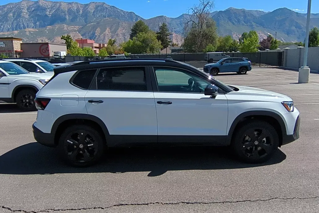 2025 Volkswagen Taos SE photo 1
