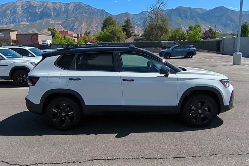 2025 Volkswagen Taos SE photo 1