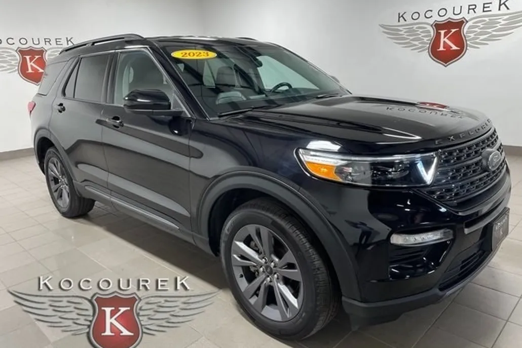 2023 Ford Explorer XLT photo 1