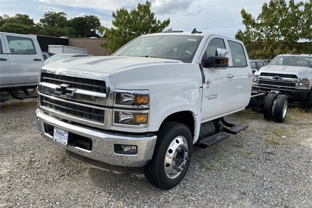 2024 Chevrolet Silverado 6500HD LT photo 1
