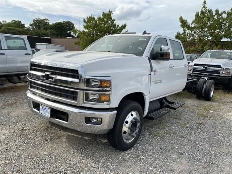 2024 Chevrolet Silverado 6500HD LT photo 1