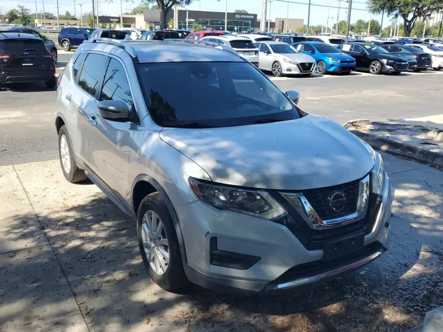 2020 Nissan Rogue SV photo 1