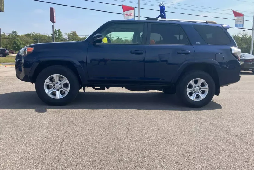 2019 Toyota 4Runner SR5 photo 1