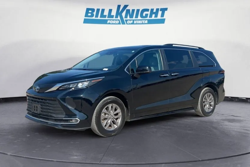 2024 Toyota Sienna XLE photo 1