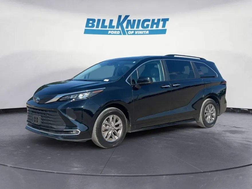 2024 Toyota Sienna XLE photo 1