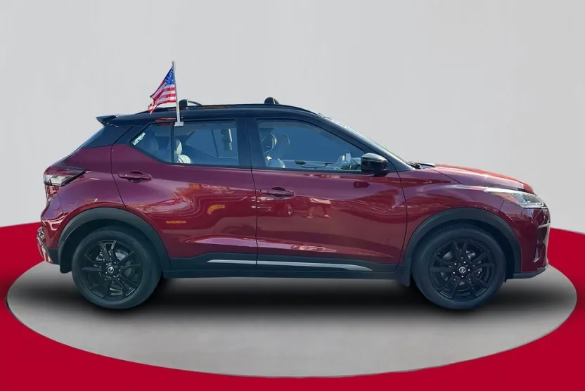 2021 Nissan Kicks SR photo 1