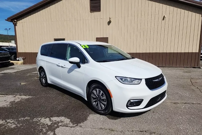 2023 Chrysler Pacifica Hybrid Touring L photo 1