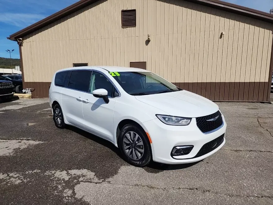 2023 Chrysler Pacifica Hybrid Touring L photo 1