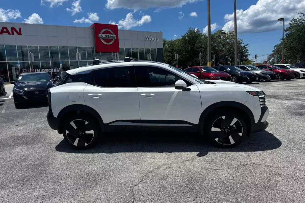 2025 Nissan Kicks SR photo 1