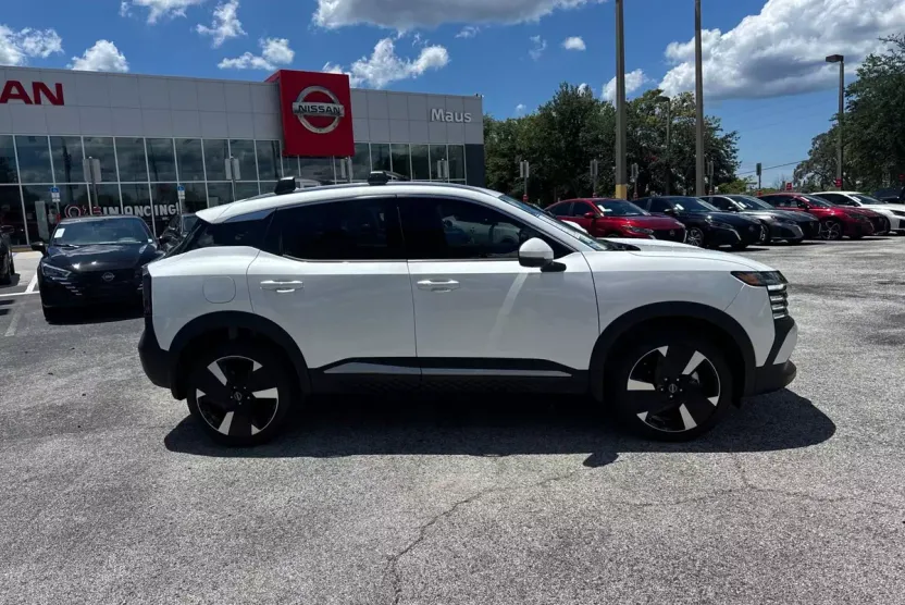 2025 Nissan Kicks SR photo 1